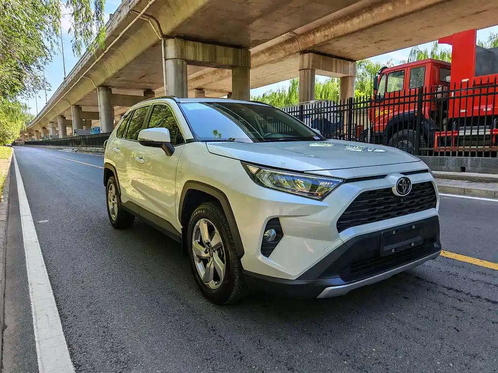 Toyota RAV4 2021 — фото 3