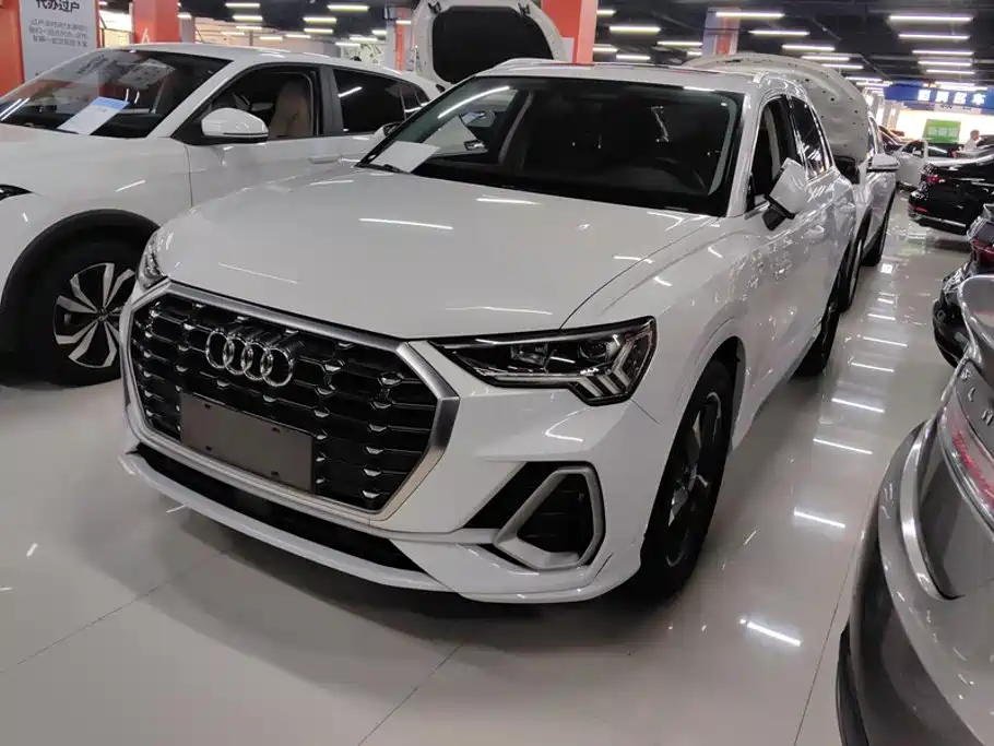 Audi Q3 2020 — фото 1