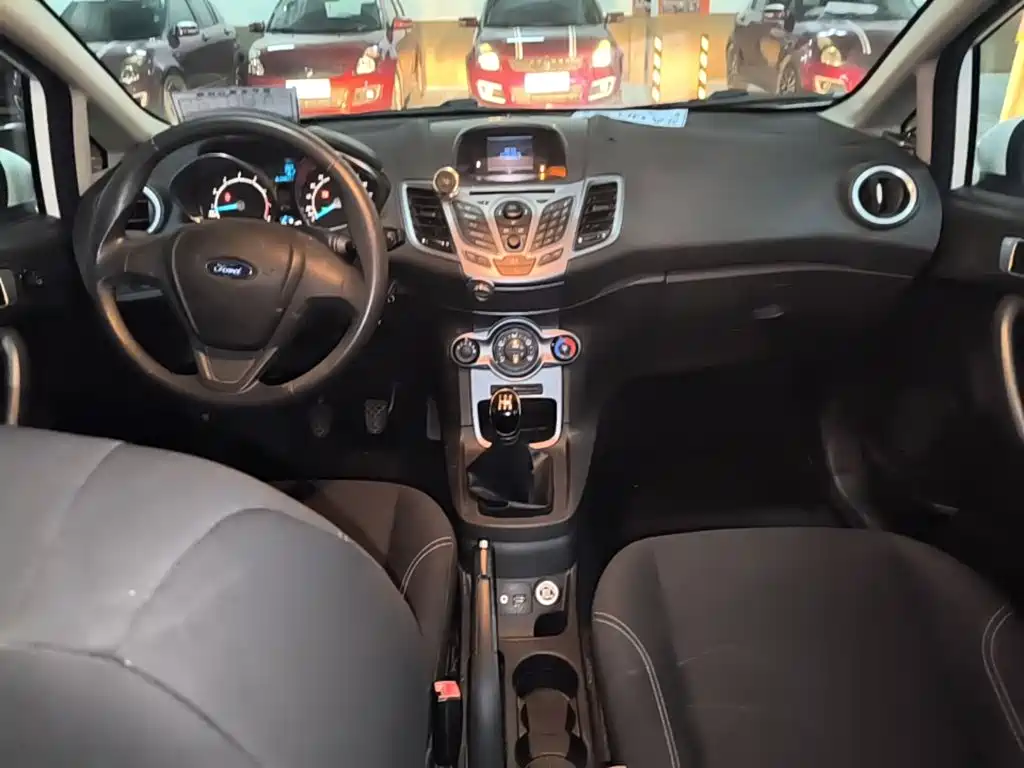Ford Fiesta 2015 — фото 10