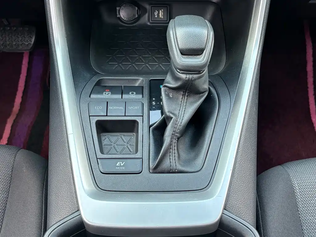 Toyota RAV4 2023 — фото 13