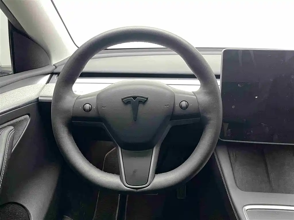 Tesla Model Y 2024 — фото 7
