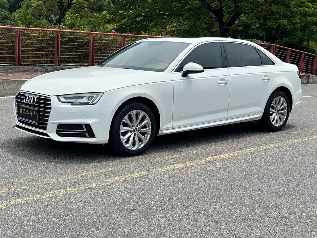 Audi A4L 2019 — фото 1
