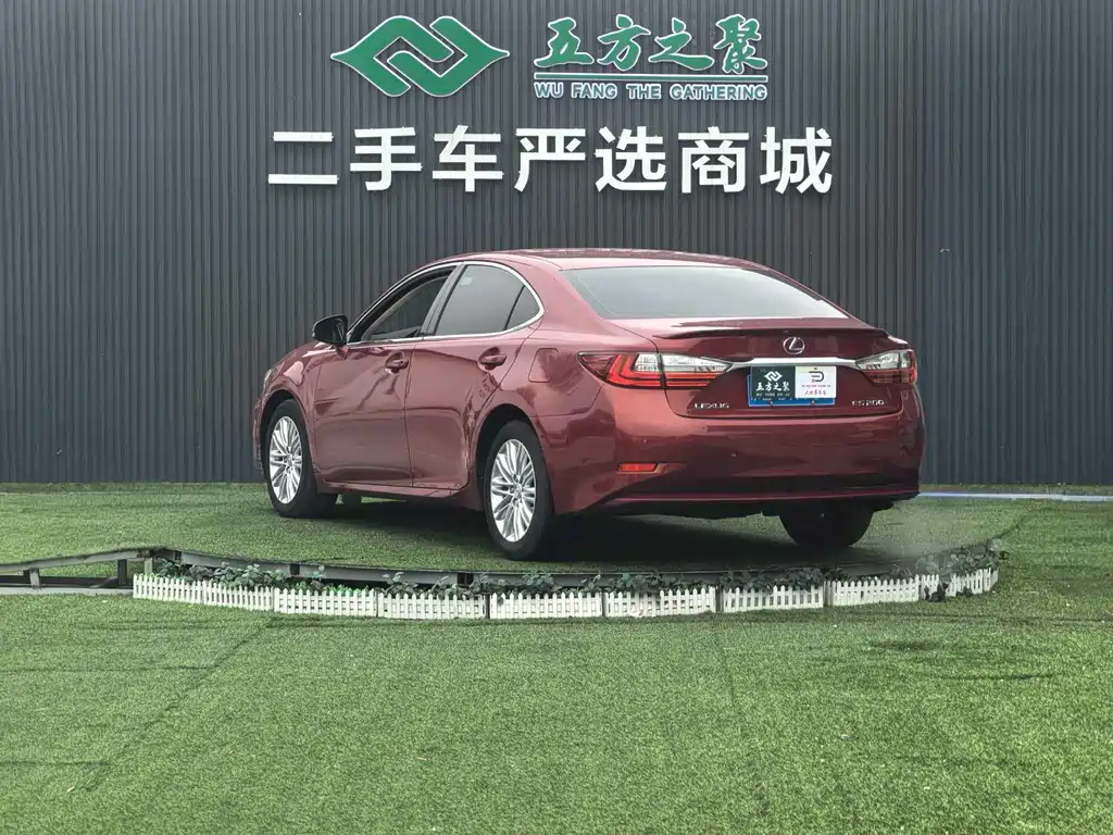 Lexus ES 2018 — фото 19