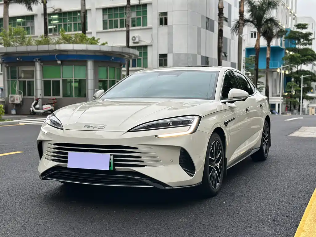 BYD Seal 07 DM-i 2025 — фото 1
