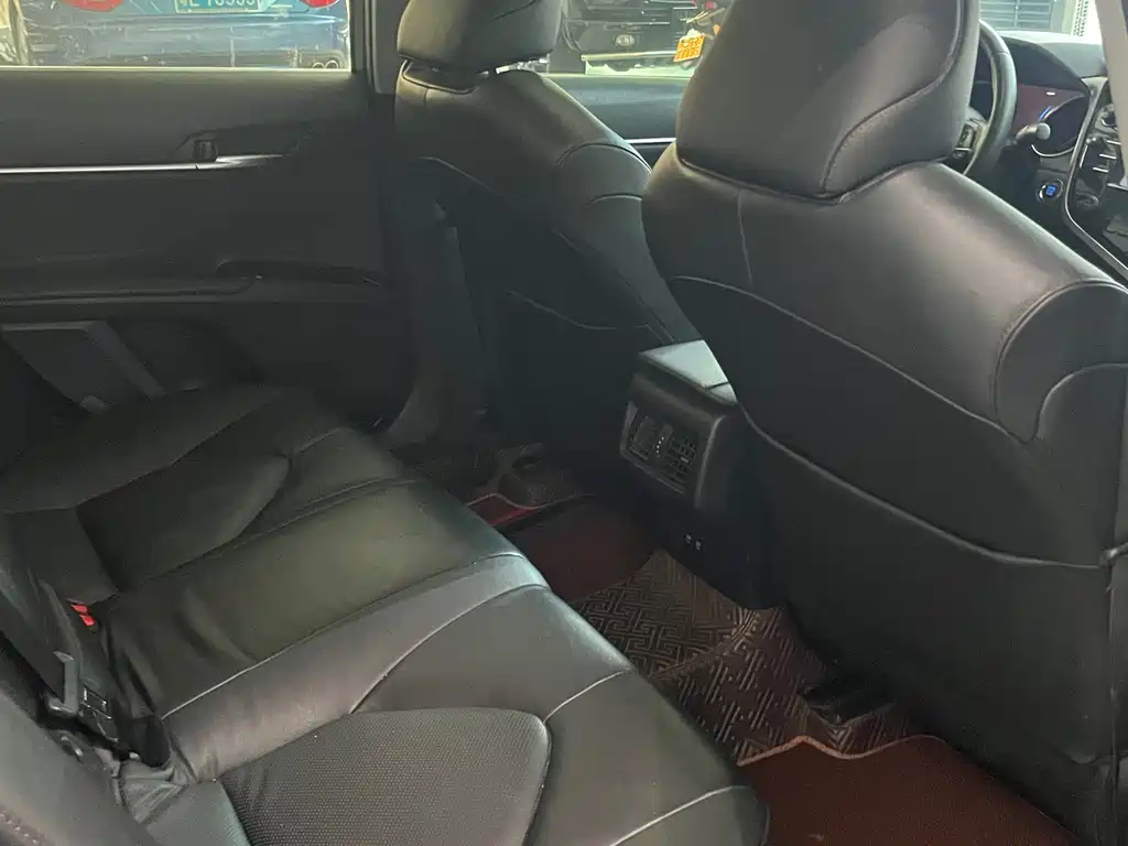 Toyota Camry 2018 — фото 10