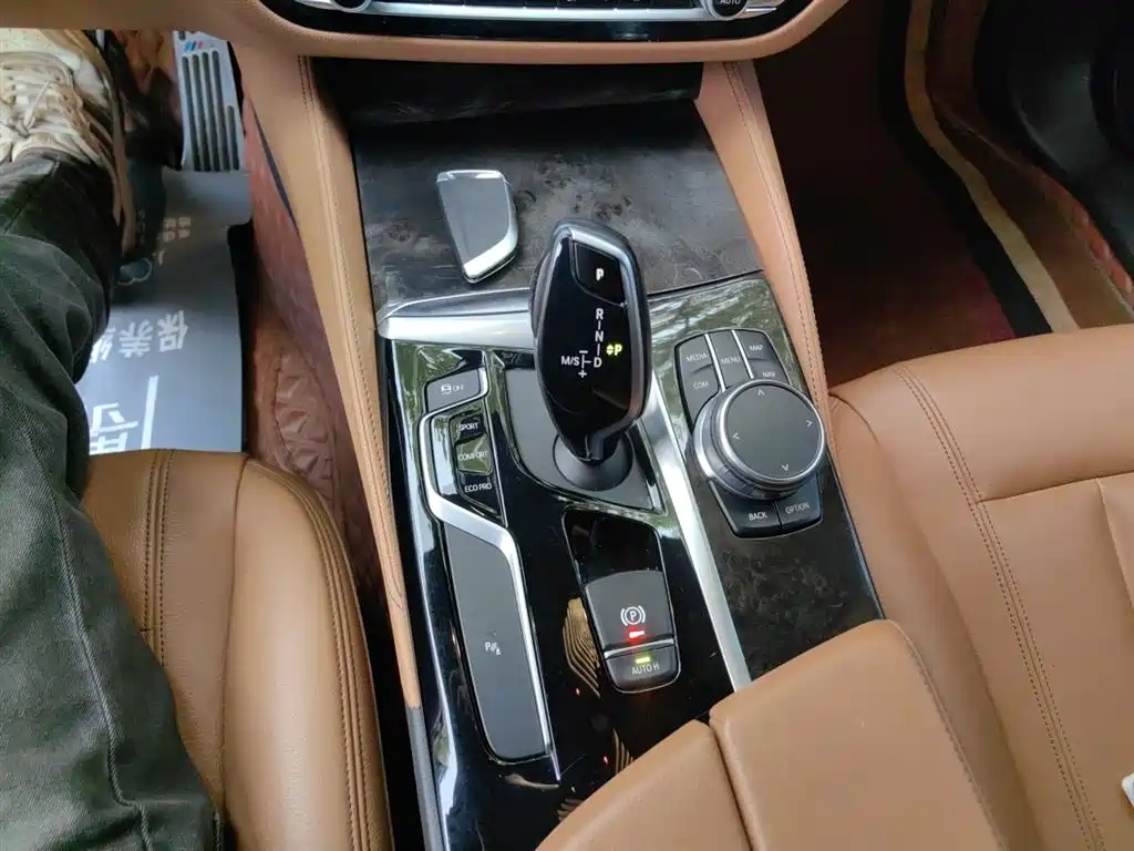 BMW 5 Series 2020 — фото 10