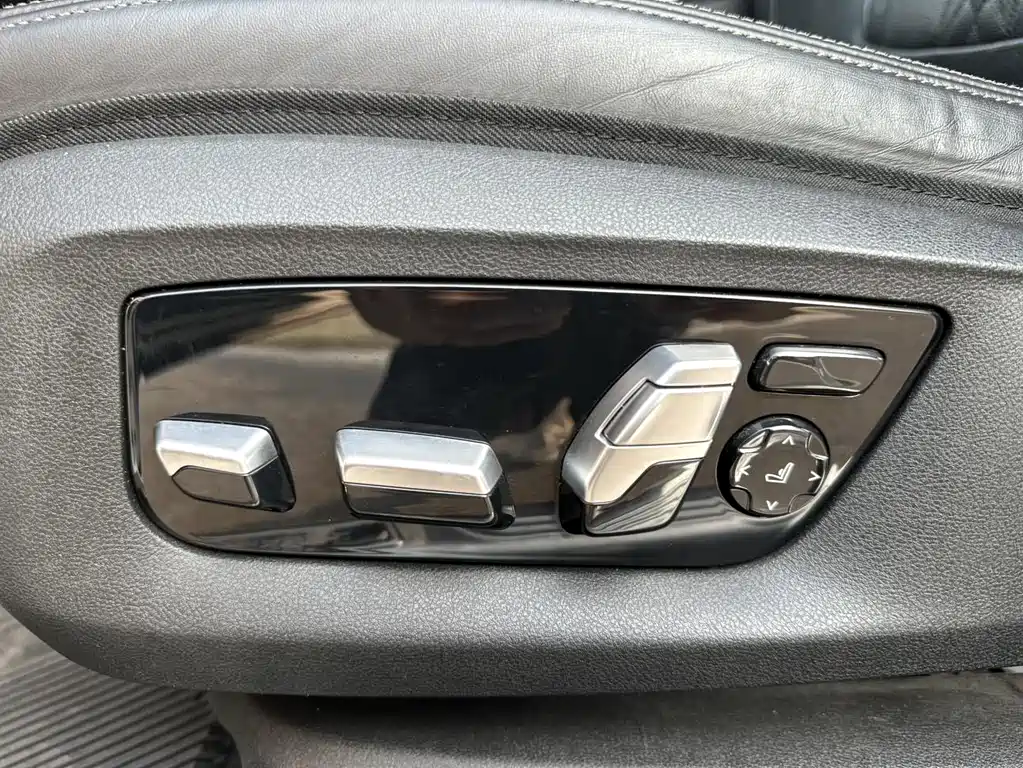BMW 5 Series 2018 — фото 16