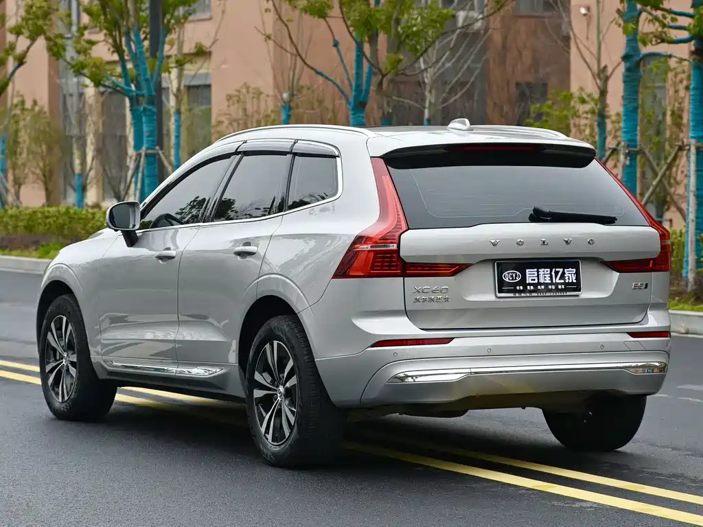Volvo XC60 2022 — фото 15