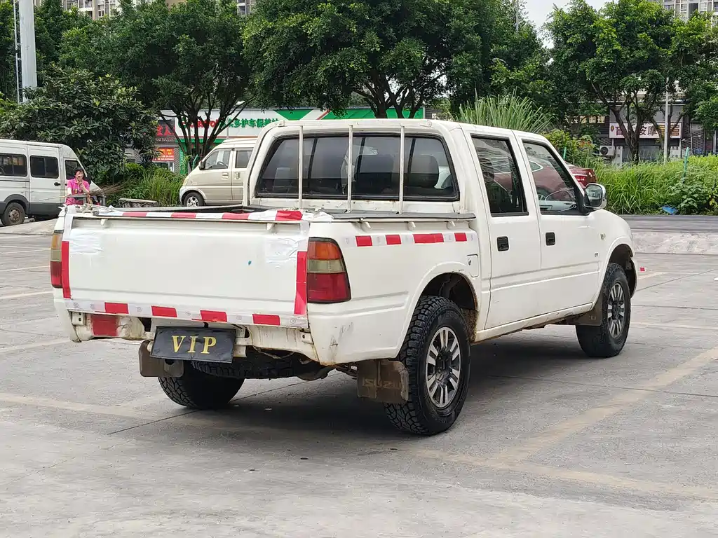 Isuzu Pickup 2015 — фото 9