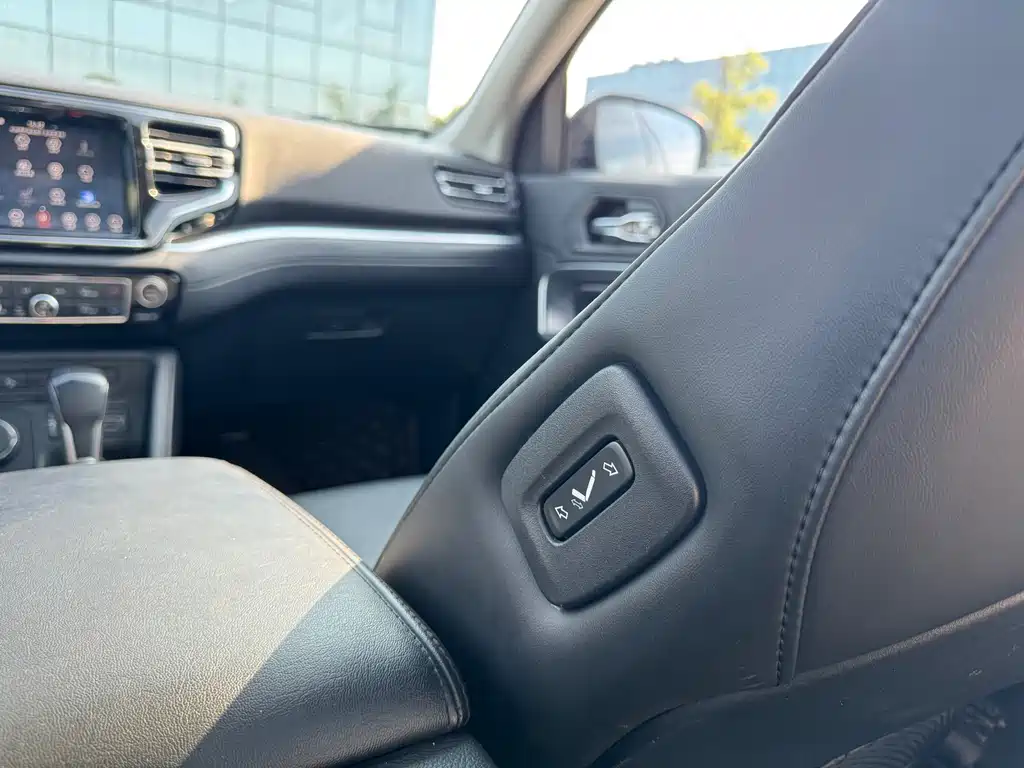 Jeep Commander 2018 — фото 16
