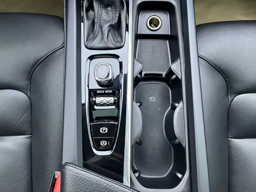 Volvo XC60 2018 — фото 16
