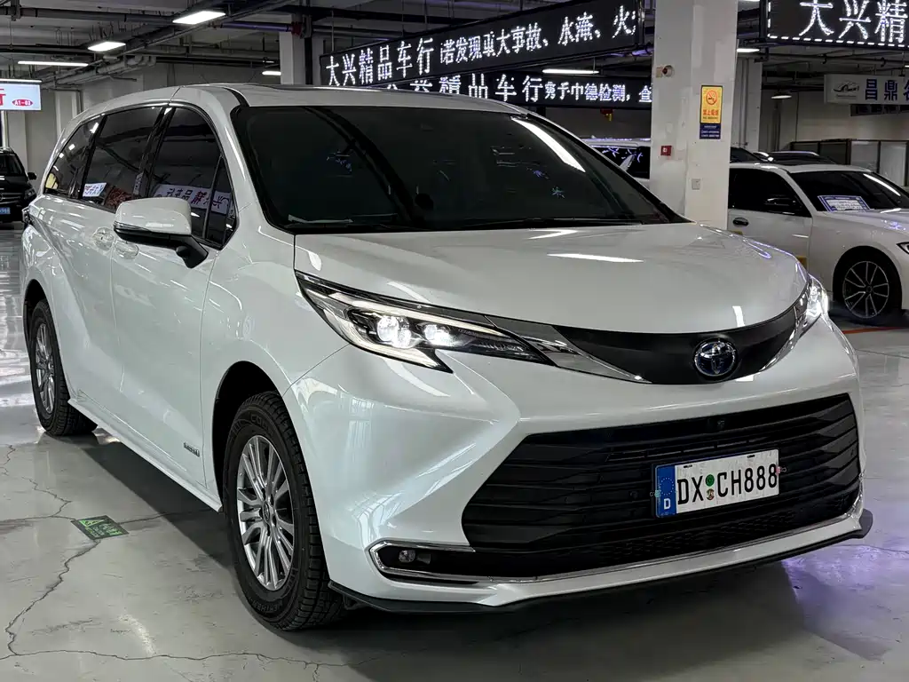 Toyota Sienna 2023 — фото 3