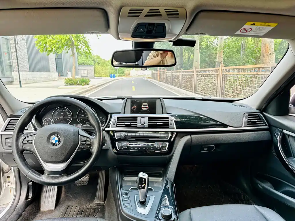 BMW 3 Series 2017 — фото 11