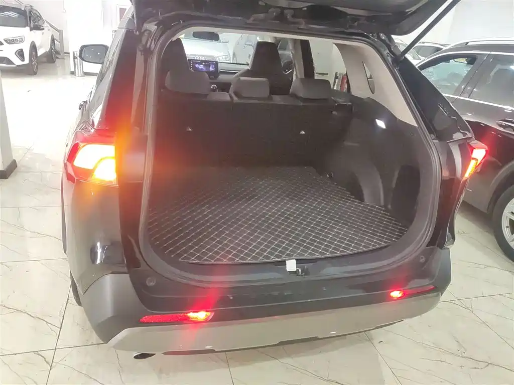 Toyota RAV4 2023 — фото 15