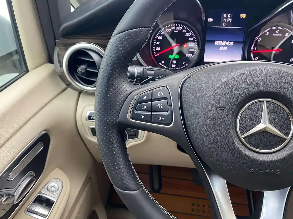 Mercedes-Benz V-Class 2016 — фото 24