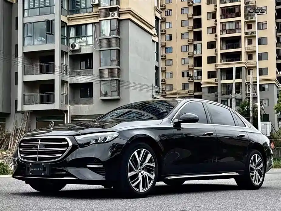 Mercedes-Benz E-Class 2025 — фото 1