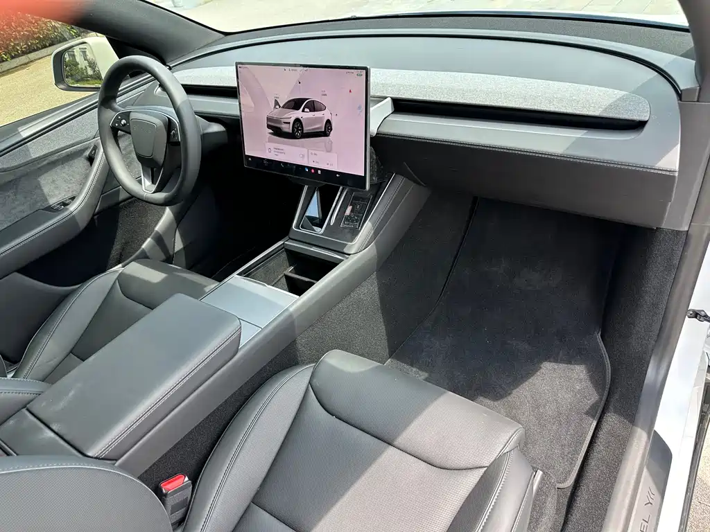 Tesla Model Y L 2026 — фото 12
