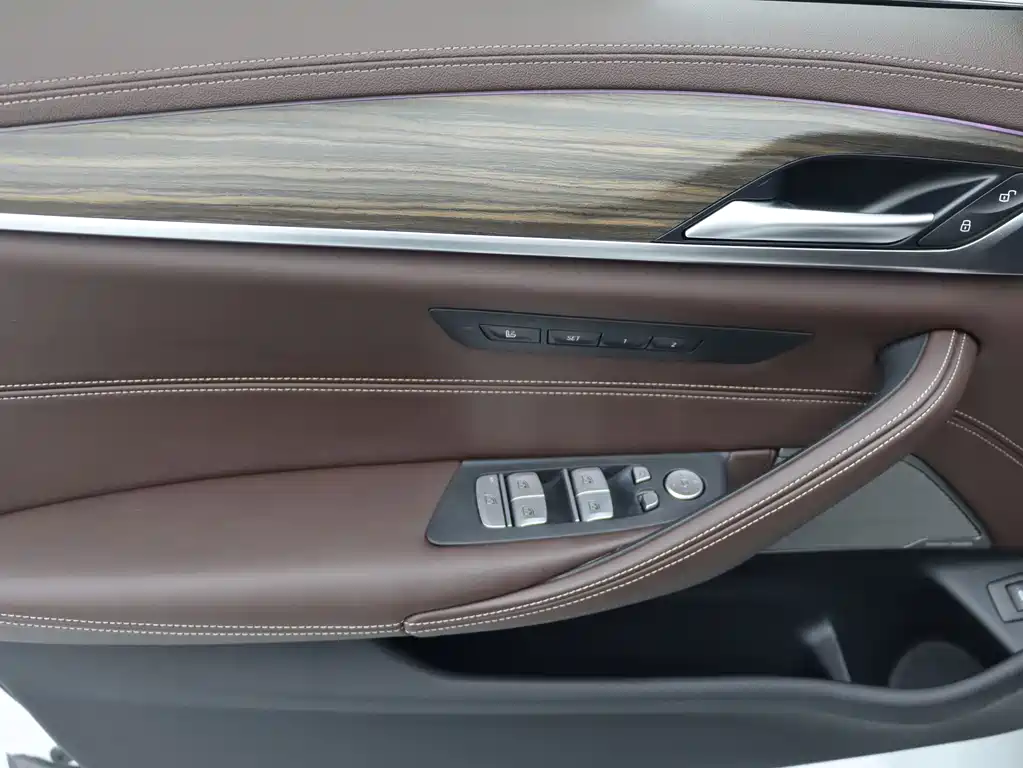 BMW 5 Series 2019 — фото 11