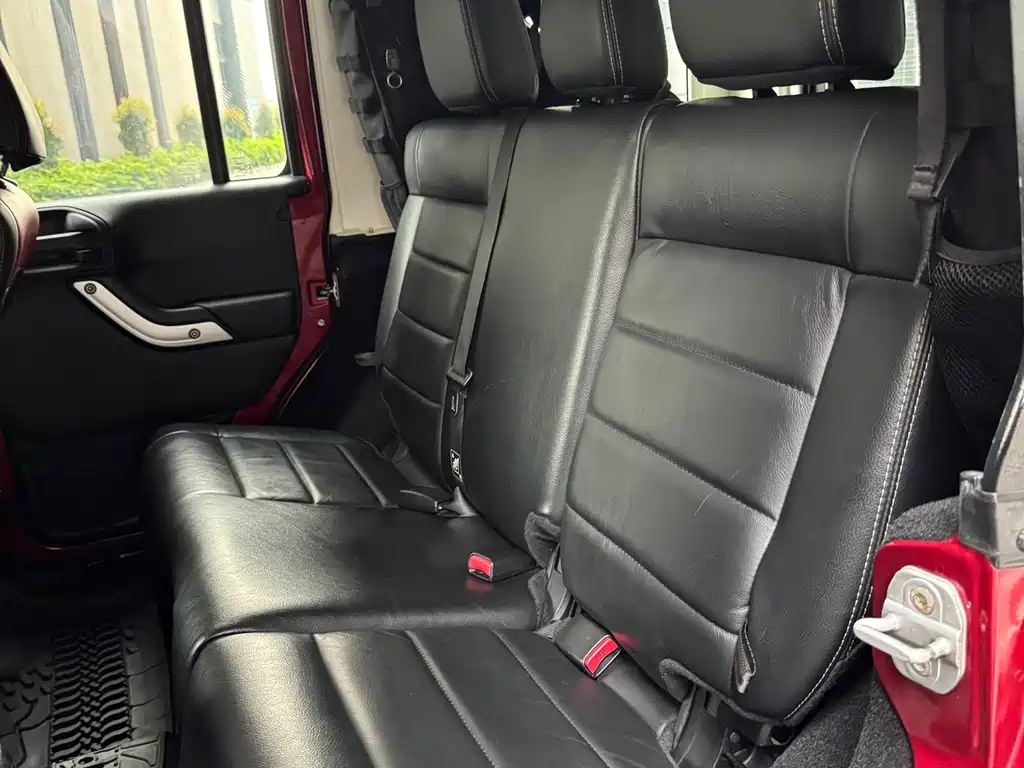 Jeep Wrangler 2012 — фото 12