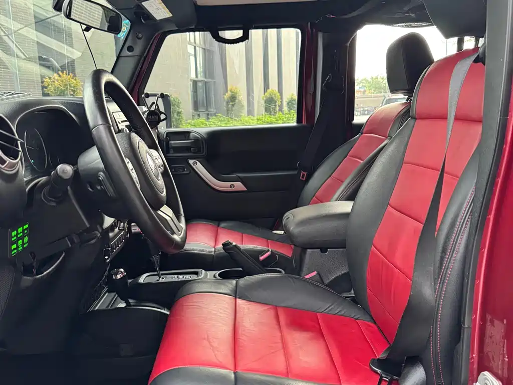 Jeep Wrangler 2012 — фото 11
