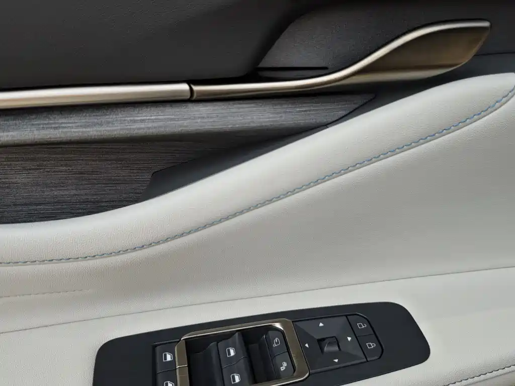 Ford Edge 2023 — фото 15