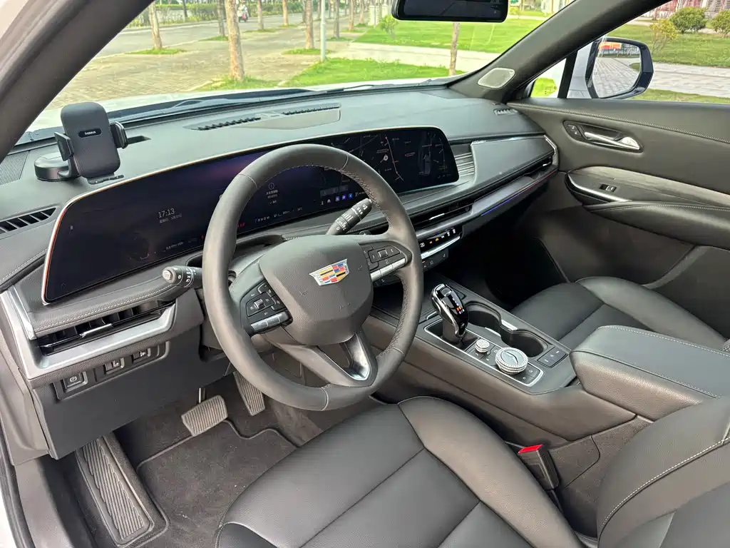 Cadillac XT4 2025 — фото 14