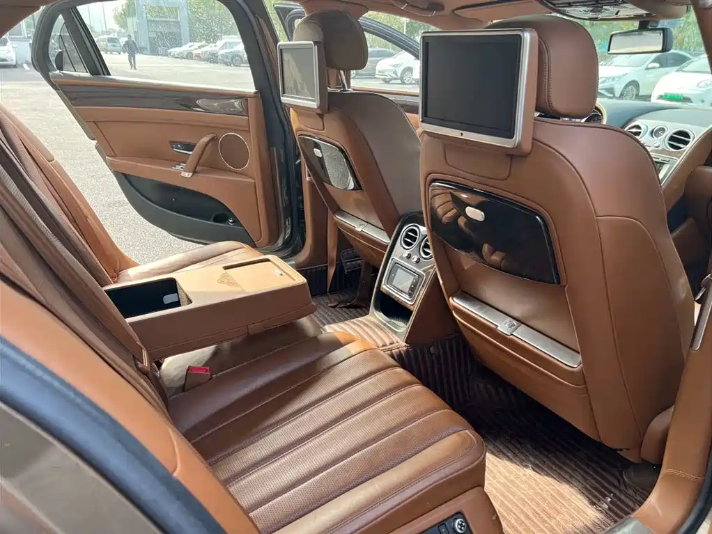 Bentley Flying Spur 2015 — фото 11