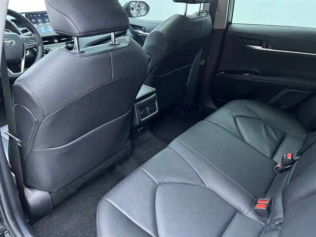 Toyota Camry 2023 — фото 17