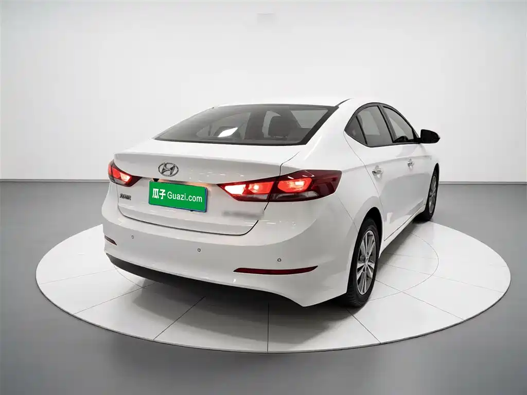 Hyundai Elantra 2019 — фото 5