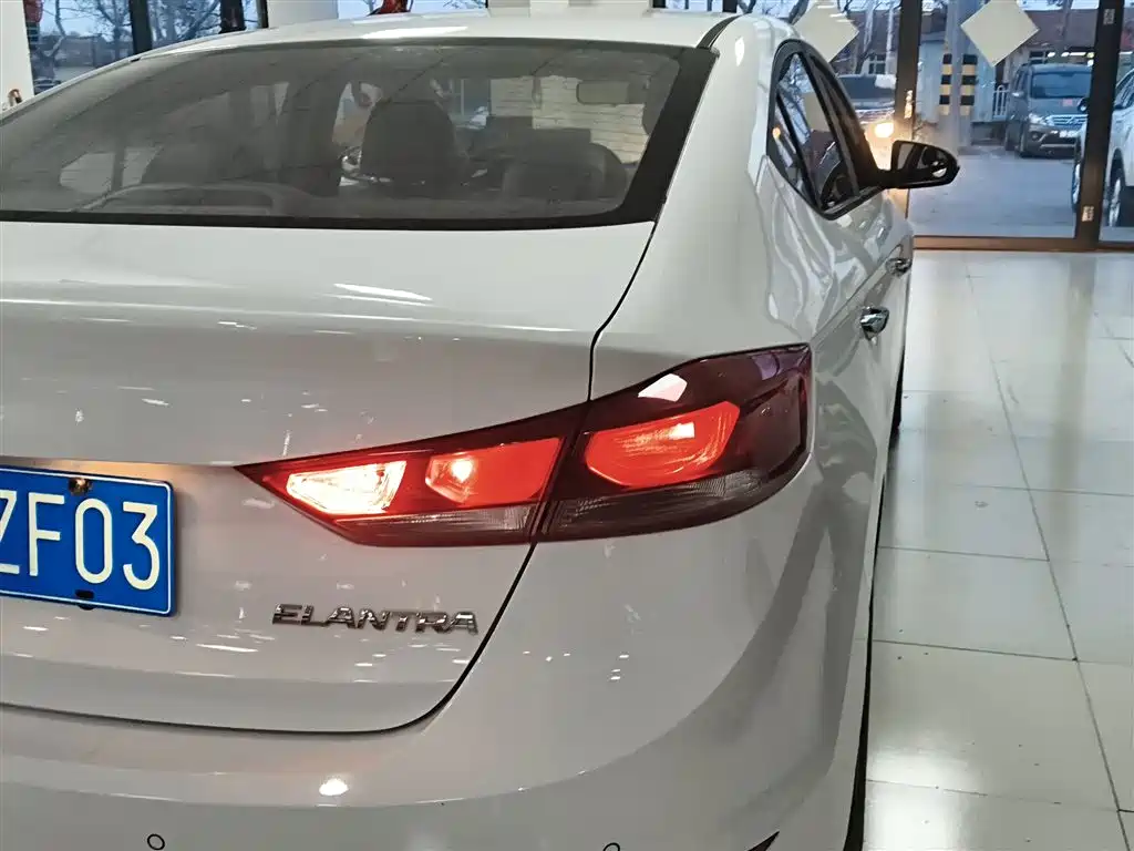 Hyundai Elantra 2019 — фото 24