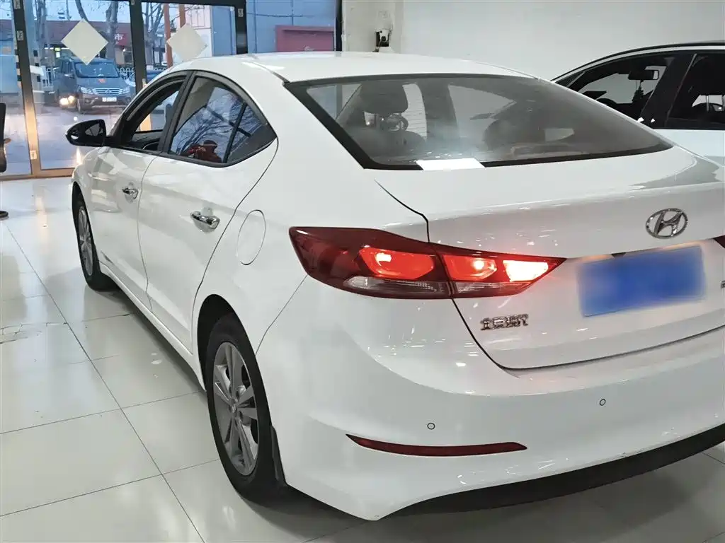 Hyundai Elantra 2019 — фото 23