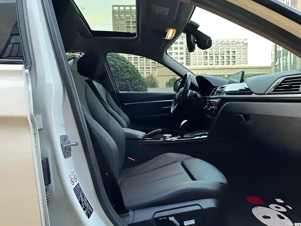 BMW 3 Series 2019 — фото 16