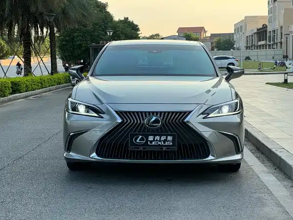 Lexus ES 2021