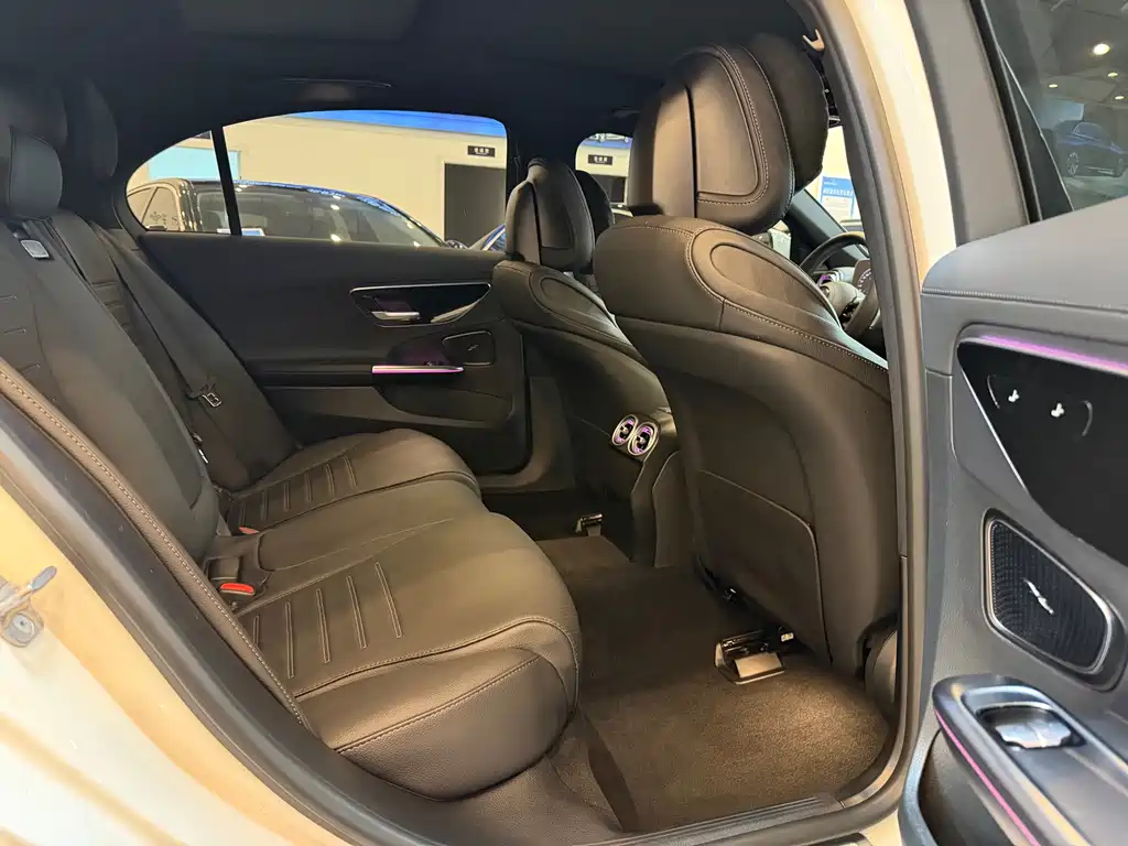 Mercedes-Benz C-Class 2025 — фото 12