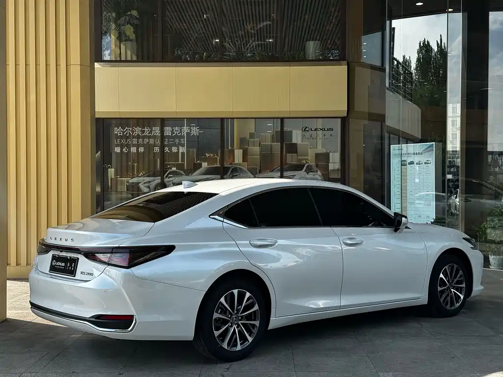 Lexus ES 2026