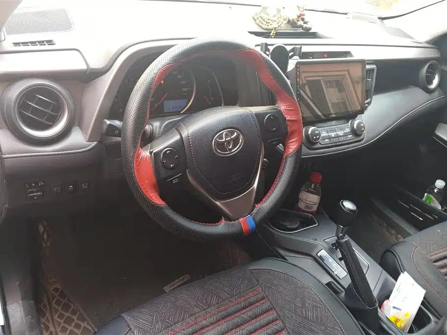 Toyota RAV4 2018 — фото 12