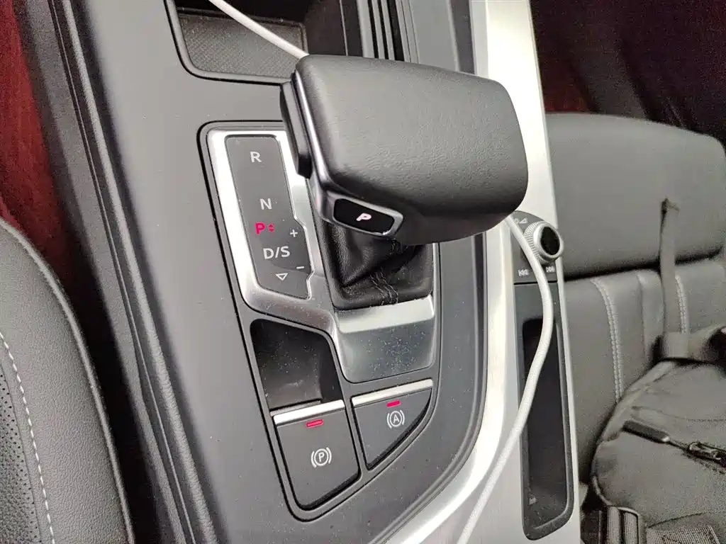 Audi A4L 2023 — фото 10