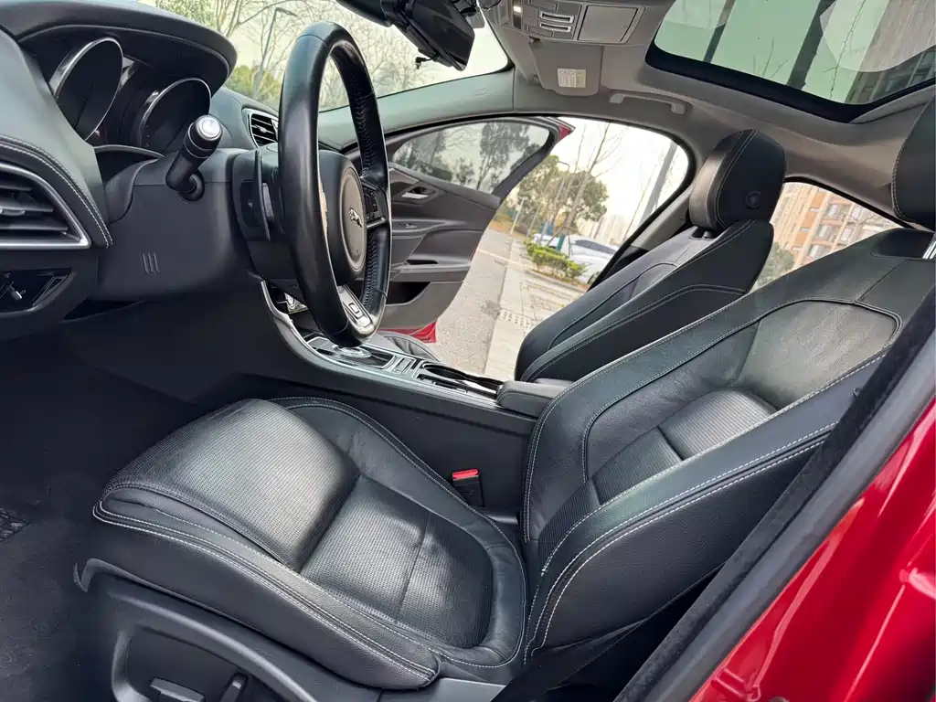 Jaguar XE 2016 — фото 9