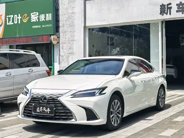 Lexus ES 2025