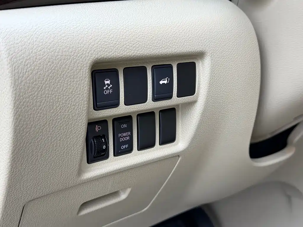 Nissan Quest 2017 — фото 14