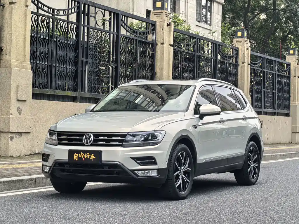 Volkswagen Tiguan L 2020 — фото 1