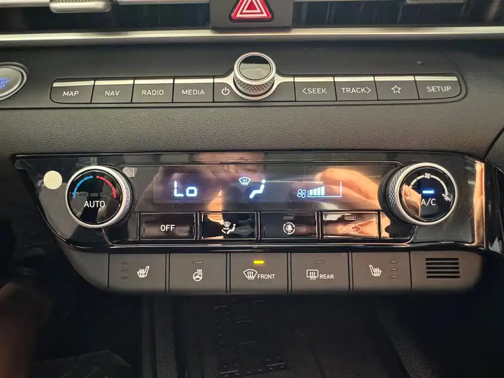 Hyundai Elantra 2023 — фото 16