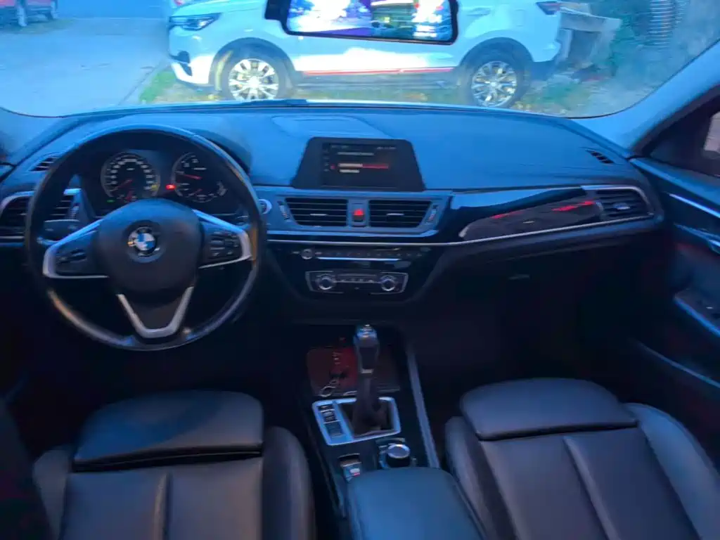 BMW 1 Series 2018 — фото 10