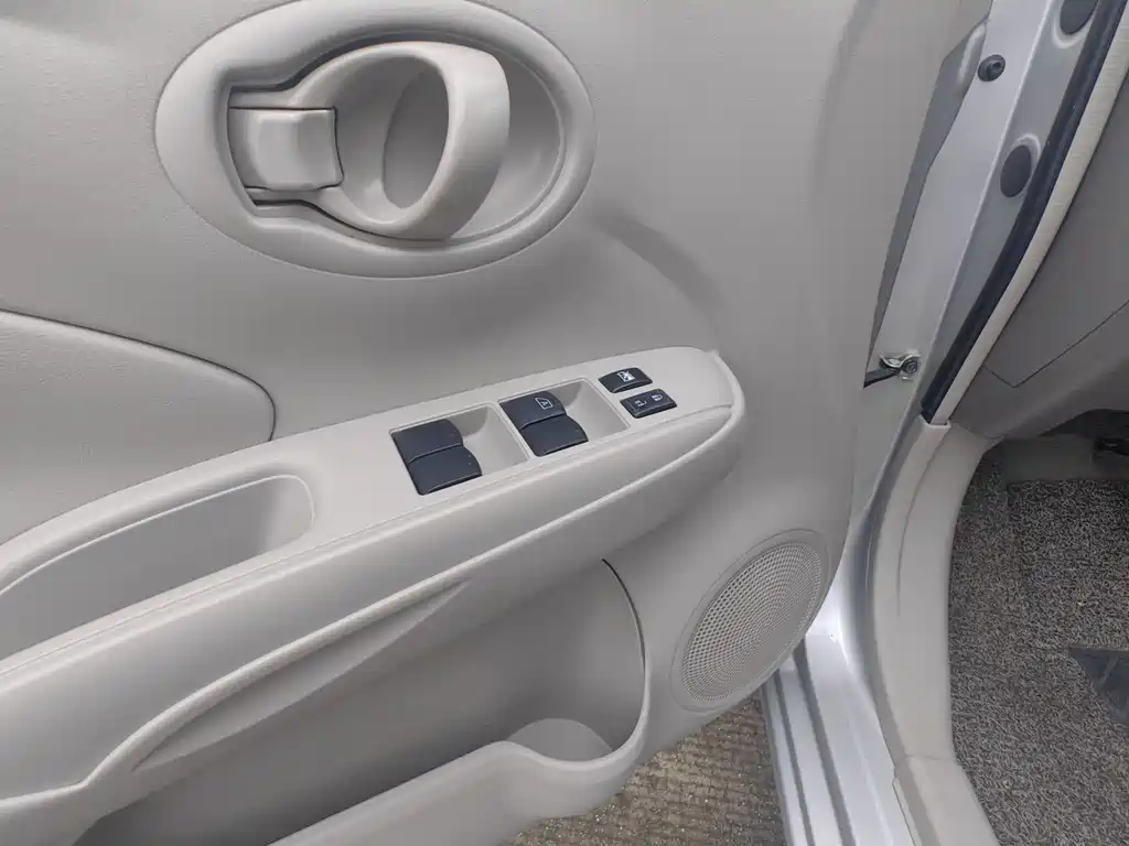 Nissan Sunny 2015 — фото 10
