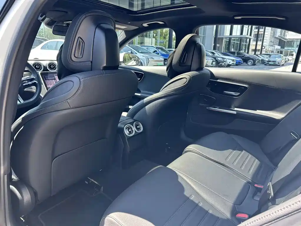 Mercedes-Benz C-Class 2025 — фото 12