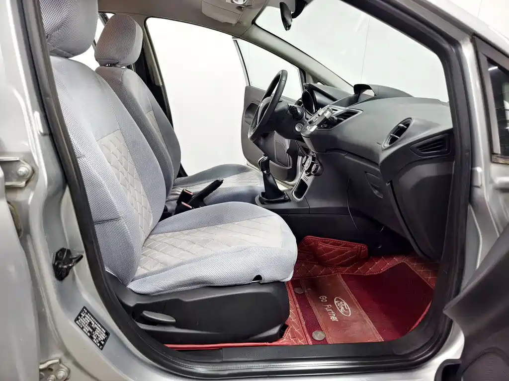 Ford Fiesta 2014 — фото 11