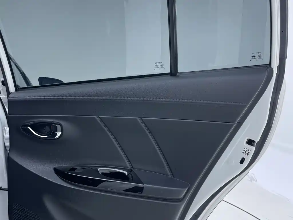 Toyota Yaris L 2023 — фото 25