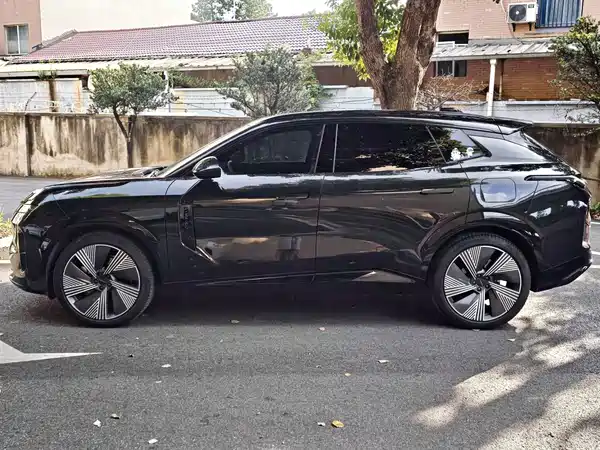 Lynk & Co 08 EM-P 2024