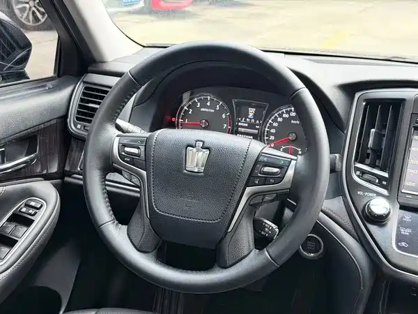 Toyota Crown 2016