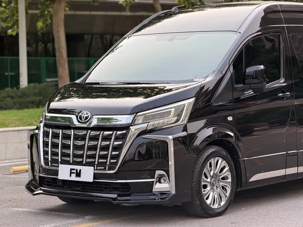 Toyota Hiace 2023 — фото 4